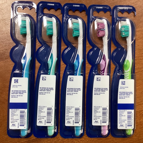 Oral B Medium Advanced Whitening Manual Toothbrush Bundle NEW - Picture 6 of 10